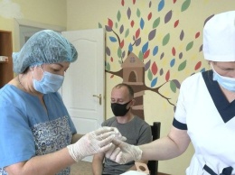 В Харькове от работы отстранили 25 непривитых медиков и педработников