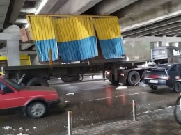 Возле "Левобережной" грузовик с контейнером застрял под мостом