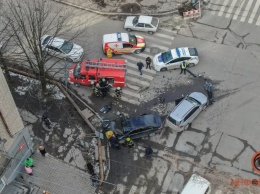 На Половицкой столкнулись две Toyota: женщину вырезали из авто спасатели