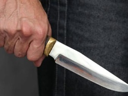 В Запорожье неадекватный парень ударил прохожего ножом в живот