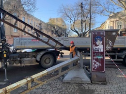 В центре Одессы коммунальщики демонтировали старинную электроопору