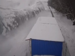Под Тулой ангар одного из сельхоз предприятий сложился под тяжестью снега и попал на видео