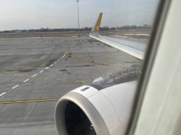 Помоги себе сам. Пассажир перед вылетом из Одессы в Стамбул увидел, что крышка топливного бака висит - самолет успели задержать (ФОТО, ВИДЕО)