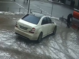 В Киеве камера запечатлела "героя парковки", который сломал антипарковочный столбик (видео)