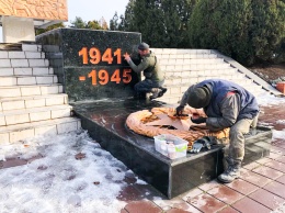 В Черноморске отремонтировали поврежденный вандалами Обелиск Славы