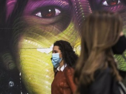 В Испании отменят требование носить маски на улицах