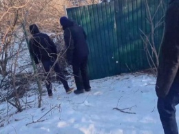 В Киеве люди снесли забор на стройке