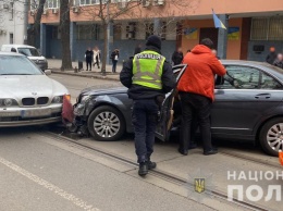 В центре Одессы пенсионер на "Мерседесе" вылетел на встречку, столкнулся с двумя машинами и умер от сердечного приступа