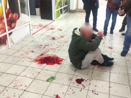 В Полтаве 63-летний мужчина бросился с ножом на посетителей торгового центра. Один из них погиб
