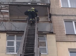 Пока мать крепко спала ребенок чуть не выпал с окна шестого этажа: мальчика спасли пожарники