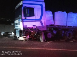 Одесские спасатели вызволили трех человек, зажатых в авто в результате ДТП