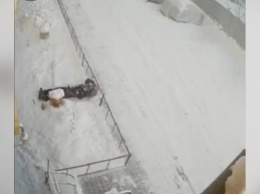 Женщина вызвала себе "скорую" после падения с восьмого этажа