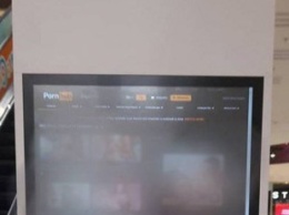 В ТРЦ "Nikolsky" на рекламный экран вывели изображение с порносайта