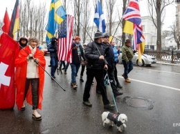 В Киеве иностранцы вышли поддержать Украину перед угрозой РФ