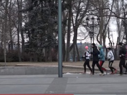 Марафон вокруг Соборной площади: 132 круга пробежали николаевские спортсмены ради сохранения болот (ВИДЕО)