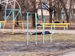 В Одессе возле лицея повесился мужчина