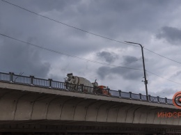 В Днепре полицейские спасли 17-летнего парня, который хотел спрыгнуть с Кайдакского моста