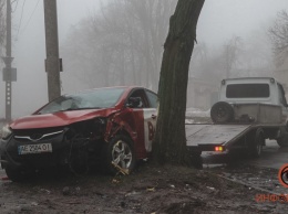 В Днепре Кутузова столкнулись Mitsubishi и Hyundai службы такси Bolt: пострадал мужчина