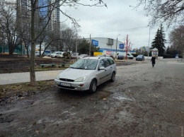 У одесского Дворца спорта коммунальщики выписали штрафы автомобилистам на стихийной парковке