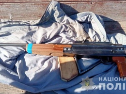 Угрожал сестре: полицейские изъяли у жителя Одесской области самодельное оружие и марихуану