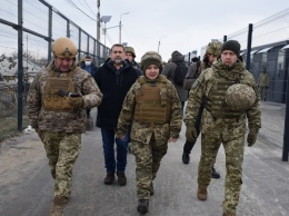 На КПВВ «Станица Луганская» прибыли три иностранных министра: что там делали важные персоны