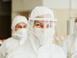 Киевские клиники получили в дар почти 800 тысяч защитных медицинских масок