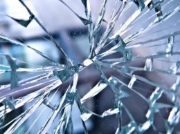 В Запорожской области пьяный мужчина разбил стеклянные двери в магазине