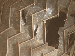Истерлись до дыр. Марсианская поверхность повредила шины Curiosity