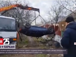 В Николаеве автомобиль влетел в забор и застрял там вверх тормашками - через сутки неизвестно кто его эвакуировал (ВИДЕО)