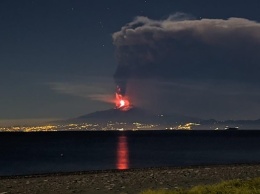 На Сицилии снова извергается вулкан Этна