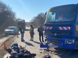 Под Одессой мусоровоз сбил мотоциклиста: парень в коме