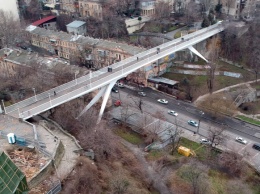 В Одессе экстремал без страховки повис на Тещином мосту (видео)