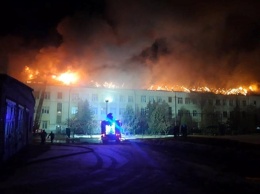В Киеве 60 человек тушат пожар в гимназии