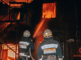 В центре Днепра полыхало двухэтажное здание: дымом окутало район