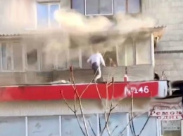 В Киеве сотрудник почты героически спас из пожара пенсионерку