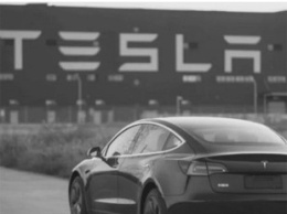 Водитель смотрел фильм: В США Tesla на автопилоте врезалась в полицию