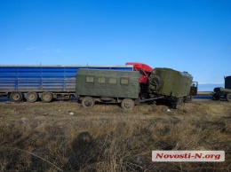 Под Николаевом зерновоз врезался в колонну военных автомобилей (ВИДЕО)