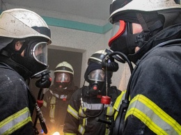 В Киеве на Подоле загорелась квартира: до приезда спасателей женщину вытащил из пылающего балкона очевидец пожара