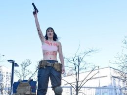 В Киеве активистка Femen устроила акцию у посольства США