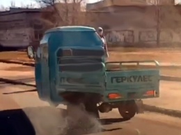 По Днепру ездил необычный грузовик с тремя колесами (видео)