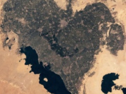 Гигантская валентинка. Астронавты показали оазис в форме сердца на территории Египта (фото)