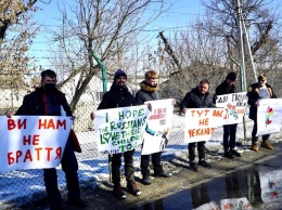 «Вы нам не братья»: в Меловом на границе с РФ прошла акция протеста против агрессии Кремля (фото)