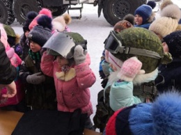 Готовят к реальной жизни: в России детям устроили экскурсию в автозак