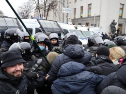 На митинге ФОПов под Радой произошли стычки между митингующими и полицией (видео)