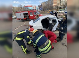 В Кривом Роге столкнулись Chevrolet и такси: пострадавшего из салона вырезали спасатели