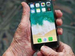 С функцией NFC и приложением "Дия": какие телефоны Зеленский хочет подарить пенсионерам