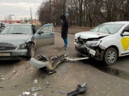 В Запорожье водитель такси устроил ДТП - фото
