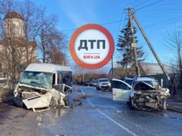 Под Киевом случилось жуткое ДТП с маршруткой: много пострадавших