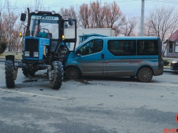 В Днепре на Маршала Малиновского столкнулись трактор и Nissan: проезд затруднен