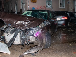 В Днепре на Олеся Гончара из-за ДТП с участием Ford и Skoda столб упал в окно жилого дома